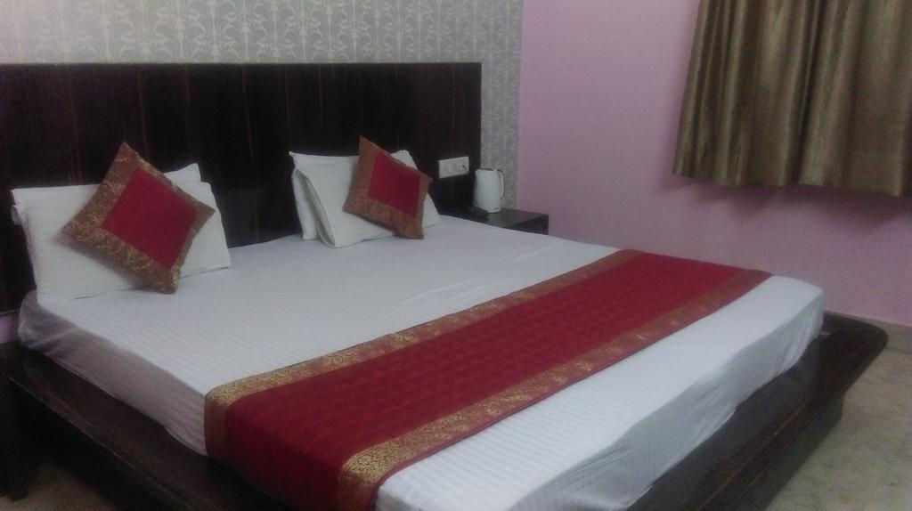 Hotel Surya Plaza New Delhi Room photo