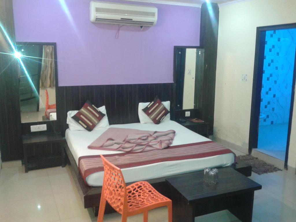 Hotel Surya Plaza New Delhi Exterior photo