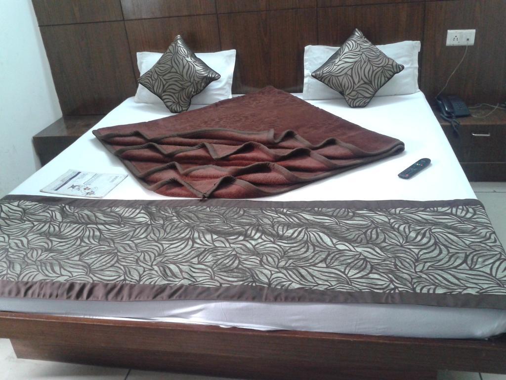 Hotel Surya Plaza New Delhi Exterior photo