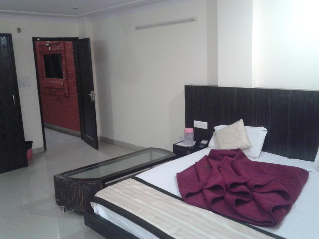 Hotel Surya Plaza New Delhi Exterior photo