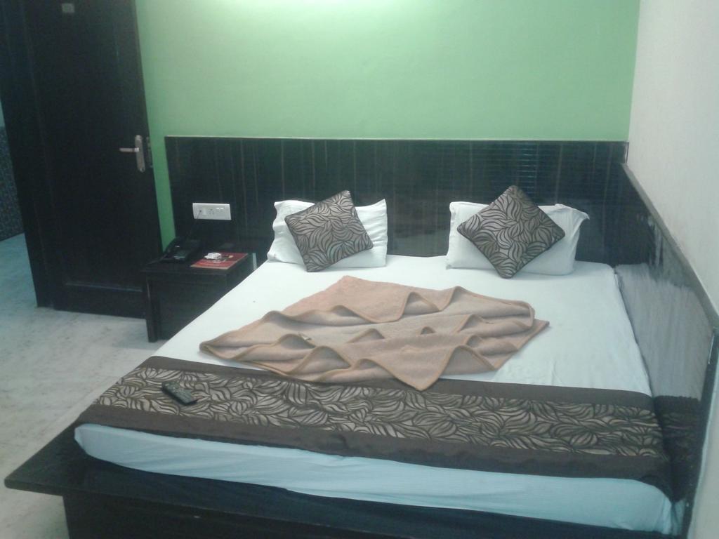 Hotel Surya Plaza New Delhi Exterior photo