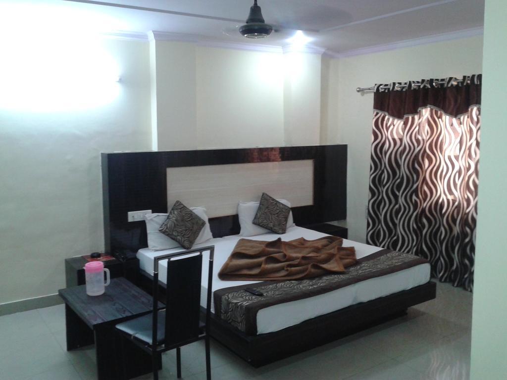 Hotel Surya Plaza New Delhi Exterior photo